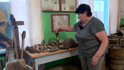 Безмен, ліжник, ковганочка, очіпки: у селі на Чернігівщині місцеві жителі зібрали колекцію речей минулого століття