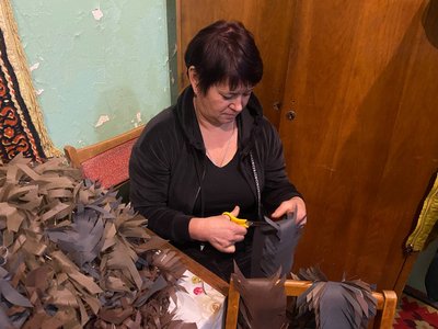 Відправлять бригаді спецпризначення "Азов": на Вінниччині волонтерки плетуть маскувальні сітки для оборонців