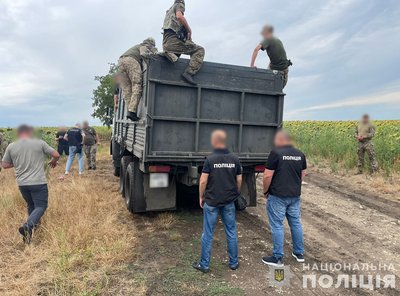 Поблизу кордону на Одещині зупинили "КамАЗ", який віз 48 чоловіків до невизнаного Придністров'я Поблизу кордону на Одещині зупинили "КамАЗ", який віз 48 чоловіків до невизнаного Придністров'я