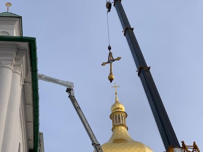 На Софійському соборі в Києві демонтують хрести для подальшої реставрації На Софійському соборі в Києві демонтують хрести для подальшої реставрації