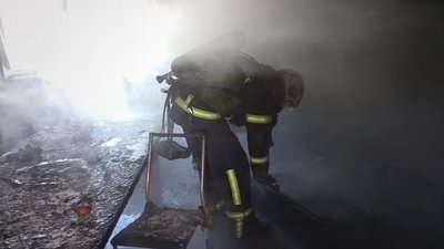 В Умані на пожежі врятували шістьох людей, з них — п'ятеро дітей В Умані на пожежі врятували шістьох людей, з них — п'ятеро дітей