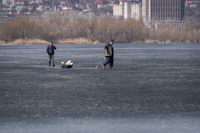 "Це азарт, адреналін". Попри плюсову температуру рибалки у Дніпрі продовжують виходити на лід "Це азарт, адреналін". Попри плюсову температуру рибалки у Дніпрі продовжують виходити на лід