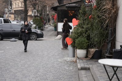 Прикрашені вітрини та черги за квітами: як Дніпро святкує день закоханих