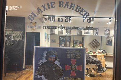 Понад сотню бійців за рік: в Одесі барбери безплатно стрижуть військових Понад сотню бійців за рік: в Одесі барбери безплатно стрижуть військових