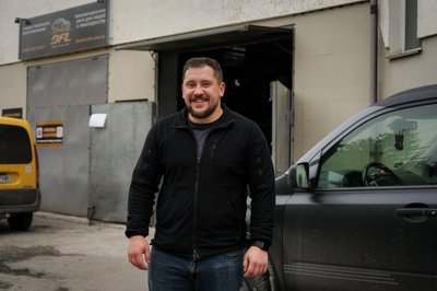 Павло Гуцор біля своєї СТО Павло Гуцор біля своєї СТО