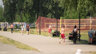 Люди на прогулянці