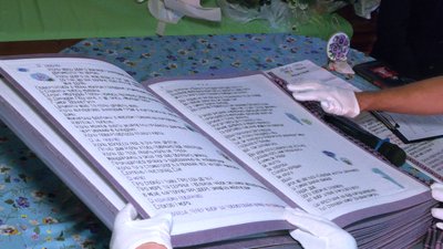 Вишиту книгу поета Максима Кривцова презентували у Рівному Вишиту книгу поета Максима Кривцова презентували у Рівному