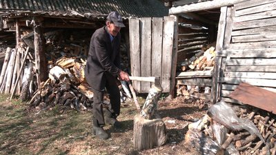 Жителі Рівненщини готуються до зими. Як це відбувається у прикордонному селі Жителі Рівненщини готуються до зими. Як це відбувається у прикордонному селі