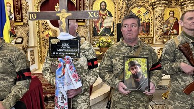 У Полтаві попрощалися із трьома воїнами, які загинули, боронячи Україну У Полтаві попрощалися із трьома воїнами, які загинули, боронячи Україну