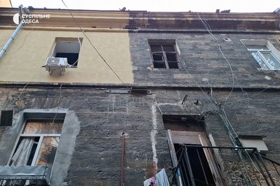 Понад 100 вибитих вікон та пошкоджені житлові будинки: фото наслідків вечірньої атаки на Одесу Понад 100 вибитих вікон та пошкоджені житлові будинки: фото наслідків вечірньої атаки на Одесу