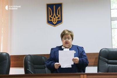 Суддя Олена Мєлєшак під час судового засідання з обрання запобіжного заходу жінці, яку підозрюють у нападі на волонтера і активіста Сергія Стерненка в Шевченківському райсуді Києва 2 травня 2025 року Суддя Олена Мєлєшак під час судового засідання з обрання запобіжного заходу жінці, яку підозрюють у нападі на волонтера і активіста Сергія Стерненка в Шевченківському райсуді Києва 2 травня 2025 року