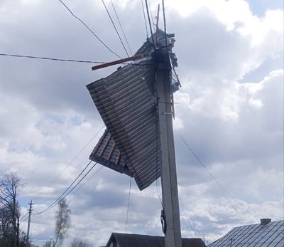 На Хмельниччині шквальний вітер спричинив масові відключення електроенергії На Хмельниччині шквальний вітер спричинив масові відключення електроенергії