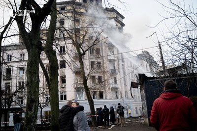 Постраждалі від російського обстрілу у Шевченківському районі у Києві, 21 березня 2024 року Постраждалі від російського обстрілу у Шевченківському районі у Києві, 21 березня 2024 року