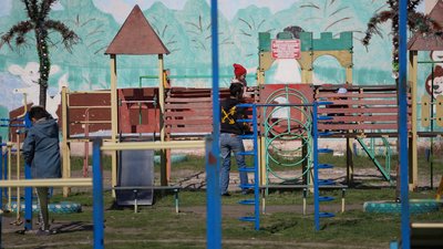 "Страшно, але тримаємося": як живуть в Райполі на Дніпропетровщині за 10 км від лінії фронту "Страшно, але тримаємося": як живуть в Райполі на Дніпропетровщині за 10 км від лінії фронту