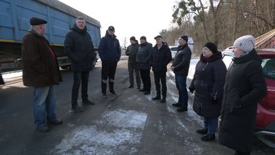 "До лікарні можна не доїхати": ремонт аварійної дороги вимагають жителі села Межиріч Острозької громади "До лікарні можна не доїхати": ремонт аварійної дороги вимагають жителі села Межиріч Острозької громади
