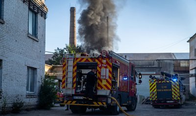 Пожежа на території підприємства у Хмельницькому: вогнеборці ліквідували займання шин Пожежа на території підприємства у Хмельницькому: вогнеборці ліквідували займання шин