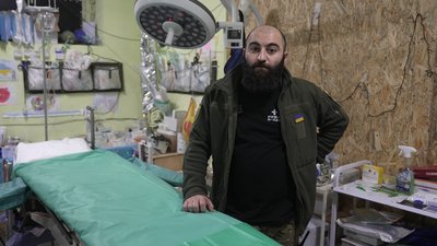 Як працюють добровольці медичного батальйону "Госпітальєри" у стабпункті на Донеччині Як працюють добровольці медичного батальйону "Госпітальєри" у стабпункті на Донеччині