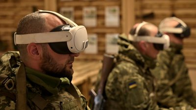 Як курсанти долають психологічну смугу перешкод та відпрацьовують евакуацію пораненого Як курсанти долають психологічну смугу перешкод та відпрацьовують евакуацію пораненого