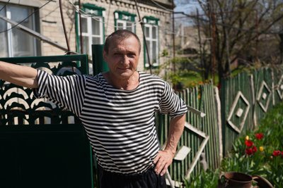 "Коли стріляють — молимося Богу": як живуть у прифронтовій Великомихайлівці за 20 км від лінії зіткнення "Коли стріляють — молимося Богу": як живуть у прифронтовій Великомихайлівці за 20 км від лінії зіткнення