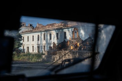 Вид на центр Часового Яру з вікна бронеавтомобіля "Козак", Донеччина, 9 липня 2024 року Вид на центр Часового Яру з вікна бронеавтомобіля "Козак", Донеччина, 9 липня 2024 року