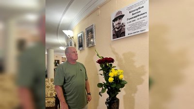 пам'ятна дошка, Антон Білозубов, Херсон, театр пам'ятна дошка, Антон Білозубов, Херсон, театр