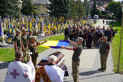 В Ужгороді попрощалися з полеглим захисником Владиславом Мельником В Ужгороді попрощалися з полеглим захисником Владиславом Мельником