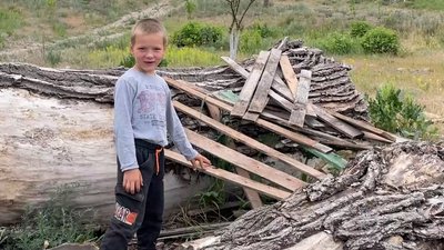 Дитячий майданчик не на часі: у селі на Чернігівщині діти власноруч облаштовують собі місця для ігор Дитячий майданчик не на часі: у селі на Чернігівщині діти власноруч облаштовують собі місця для ігор