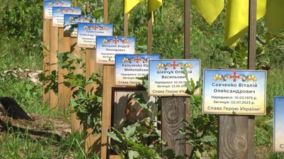 На Славутському полі пам’яті біля дубів встановили меморіальні таблички полеглих захисників На Славутському полі пам’яті біля дубів встановили меморіальні таблички полеглих захисників