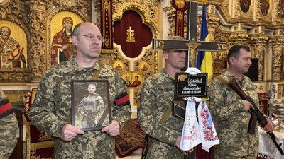 На Полтавщині попрощалися з двома захисниками України — Юрієм Соловйовим та Дмитром Коротіним На Полтавщині попрощалися з двома захисниками України — Юрієм Соловйовим та Дмитром Коротіним