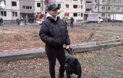 "Нічого не відчуваєш, тільки пустоту та біль". Мешканці пошкодженої багатоповерхівки у Дніпрі забирають речі з квартир "Нічого не відчуваєш, тільки пустоту та біль". Мешканці пошкодженої багатоповерхівки у Дніпрі забирають речі з квартир