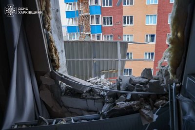 У Шевченківському районі Харкова дрон влучив у балкон на 24-му поверсі У Шевченківському районі Харкова дрон влучив у балкон на 24-му поверсі