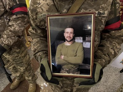 У Полтаві прощаються із військовими Оленою Калинюк та Тимофієм Слишаном У Полтаві прощаються із військовими Оленою Калинюк та Тимофієм Слишаном