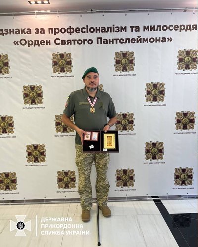 Прикордонника, який рятував життя на Донеччині, нагородили орденами
