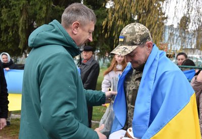 Звільненого з полону Василя Романчка зустріли у Гощанській громаді на Рівненщині Звільненого з полону Василя Романчка зустріли у Гощанській громаді на Рівненщині