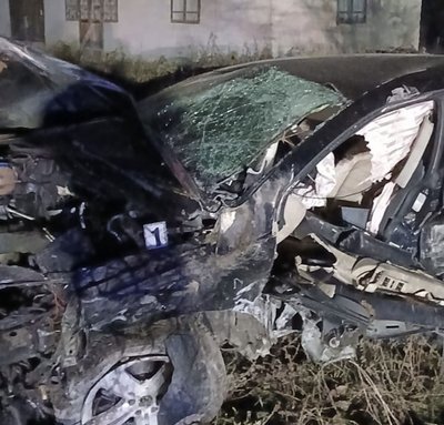На Буковині в аварії загинув водій: вʼїхав у дерево та будинок На Буковині в аварії загинув водій: вʼїхав у дерево та будинок