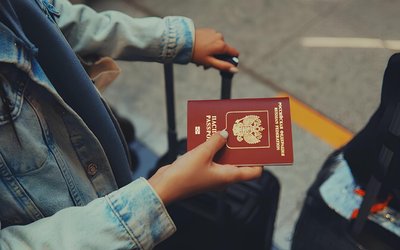 Мандрівник тримає в руках російський паспорт Мандрівник тримає в руках російський паспорт
