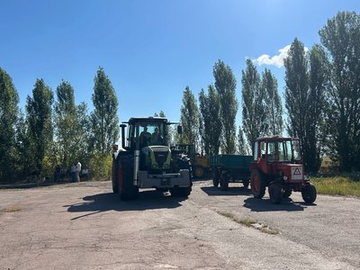 Жінки із різних областей України навчаються керувати тракторами та екскаваторами на Житомирщині Жінки із різних областей України навчаються керувати тракторами та екскаваторами на Житомирщині