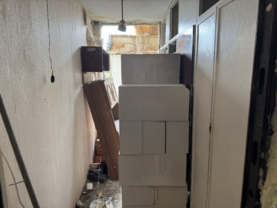 Демонтують під’їзд повністю: як відновлюватимуть зруйнований ракетою будинок у Полтаві
