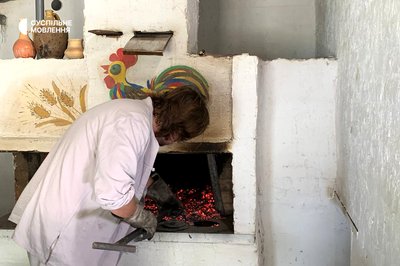 Журналісти Суспільне Черкаси розшукали черкащанина, який випікає хліб за стародавнім рецептом — такий пекли 700 років тому.