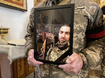 У Полтаві попрощалися із воїнами, які загинули обороняючи Україну У Полтаві попрощалися із воїнами, які загинули обороняючи Україну