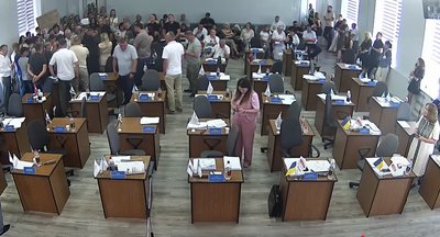 На сесії Рівнеради почалася суперечка через траншею та оренду ділянок на ринку На сесії Рівнеради почалася суперечка через траншею та оренду ділянок на ринку