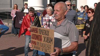 Під час загальнонаціональної хвилини мовчання у Хмельницькому вшанували пам'ять українських військовополонених, які загинули під час теракту в Оленівці у ніч з 28 на 29 липня 2022 року Під час загальнонаціональної хвилини мовчання у Хмельницькому вшанували пам'ять українських військовополонених, які загинули під час теракту в Оленівці у ніч з 28 на 29 липня 2022 року