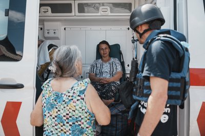 Жінки ідають в машину евакуації Жінки ідають в машину евакуації