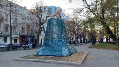 Місце, де стояло погруддя Пушкіну на майдані Поезії в Харкові, 2022 рік Місце, де стояло погруддя Пушкіну на майдані Поезії в Харкові, 2022 рік