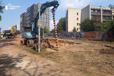 Кияни протестують проти вирубки дерев на Теремках: що кажуть у поліції та КМДА Кияни протестують проти вирубки дерев на Теремках: що кажуть у поліції та КМДА
