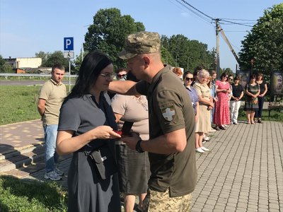 Родині воїна з Волині вручили його посмертний орден "За мужність" Родині воїна з Волині вручили його посмертний орден "За мужність"