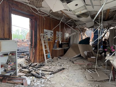 "Ми чули, як він летів над нами". Що відомо про наслідки атаки безпілотників у Верхній Сироватці "Ми чули, як він летів над нами". Що відомо про наслідки атаки безпілотників у Верхній Сироватці