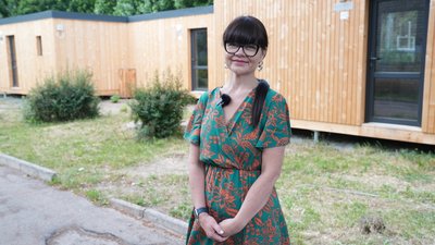 Заступниця міського голови Південноукраїнська на фоні модульного будинку Заступниця міського голови Південноукраїнська на фоні модульного будинку