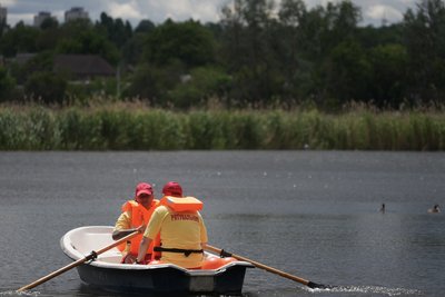 Працівники водно-рятувальної служби на човні у Харкові Працівники водно-рятувальної служби на човні у Харкові