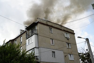 Багатоповерхівка у Новобаварському районі Харкова, в яку влучив російський безпілотник Багатоповерхівка у Новобаварському районі Харкова, в яку влучив російський безпілотник